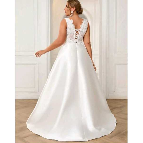 VESTIDO DE NOIVA COM RENDA NAS COSTAS E DECOTE NA FRENTE