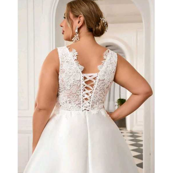 VESTIDO DE NOIVA COM RENDA NAS COSTAS E DECOTE NA FRENTE