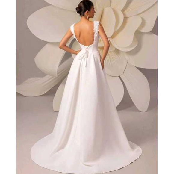 VESTIDO DE NOIVA COM DECOTE NAS COSTAS E RENDA NAS ALÇAS