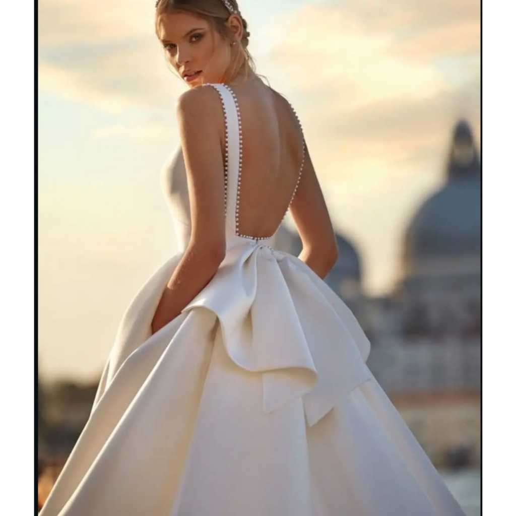 VESTIDO DE NOIVA COM SAIA LONGA E APLICACÃO DE PÉROLAS NO DECOTE