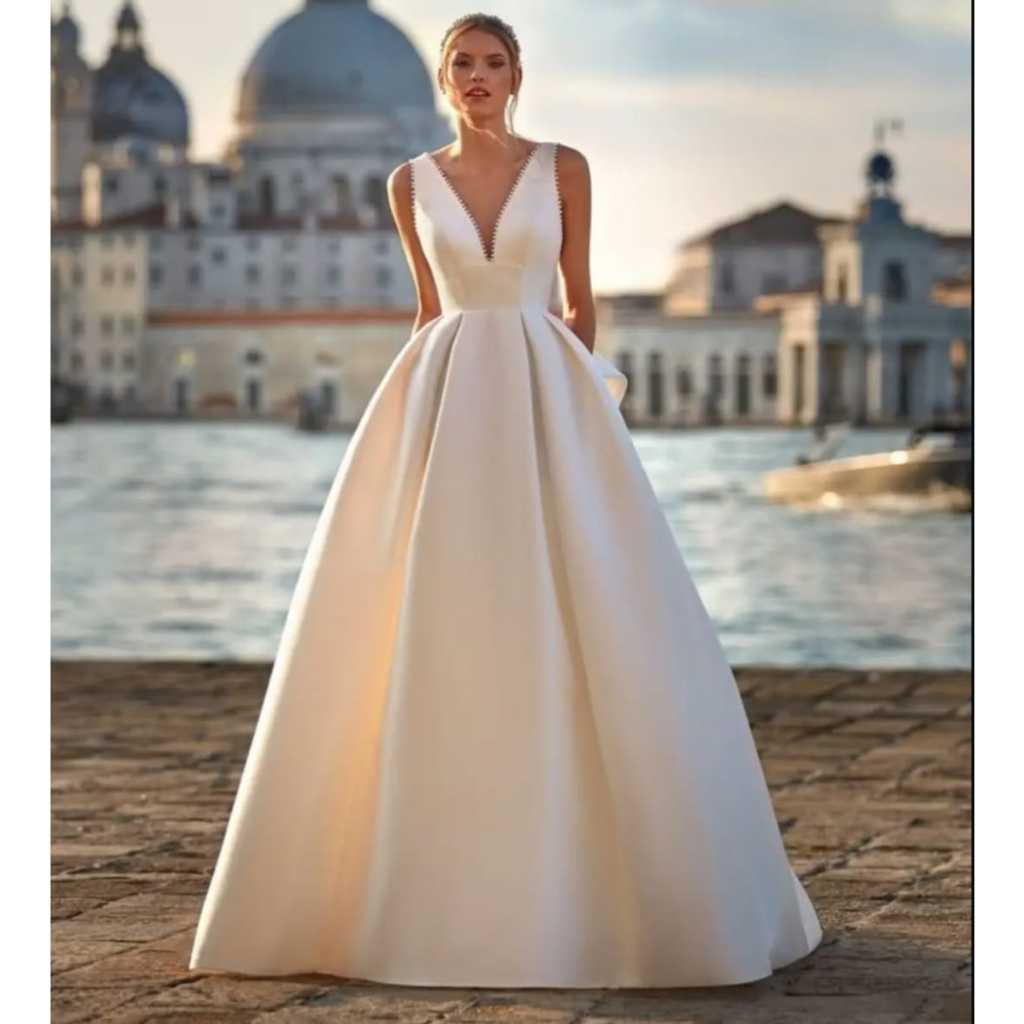 VESTIDO DE NOIVA COM SAIA LONGA E APLICACÃO DE PÉROLAS NO DECOTE