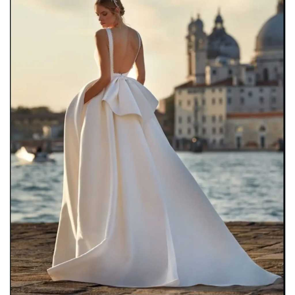 VESTIDO DE NOIVA COM SAIA LONGA E APLICACÃO DE PÉROLAS NO DECOTE