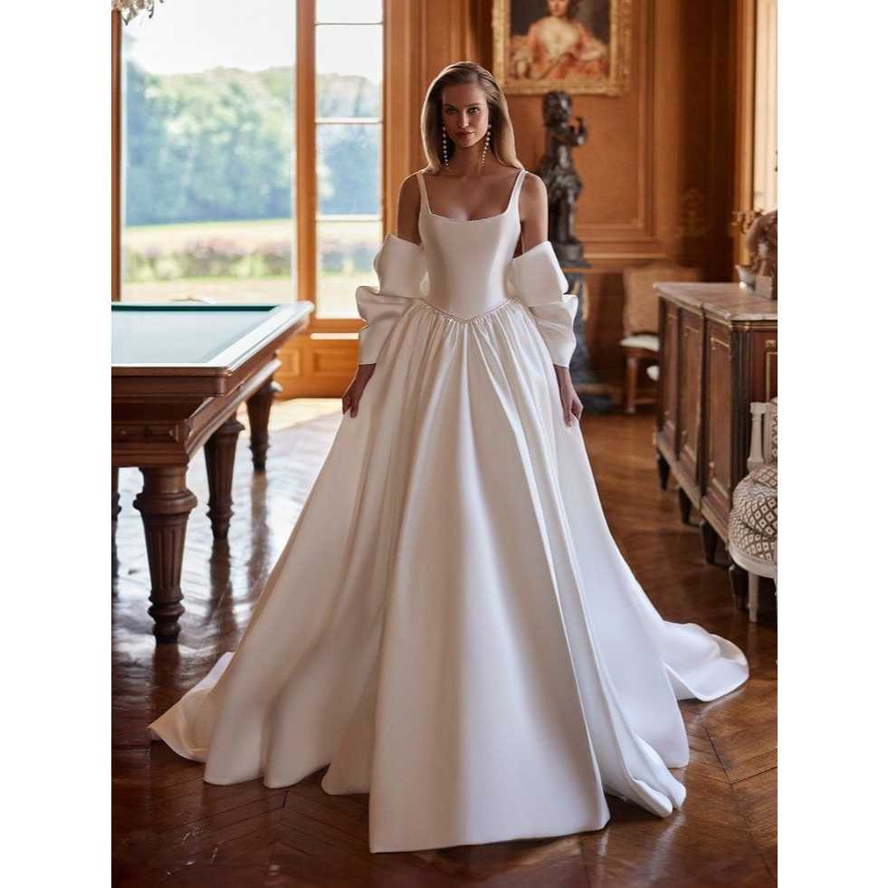 VESTIDO DE NOIVA COM DECOTE QUADRADO E PÉROLAS