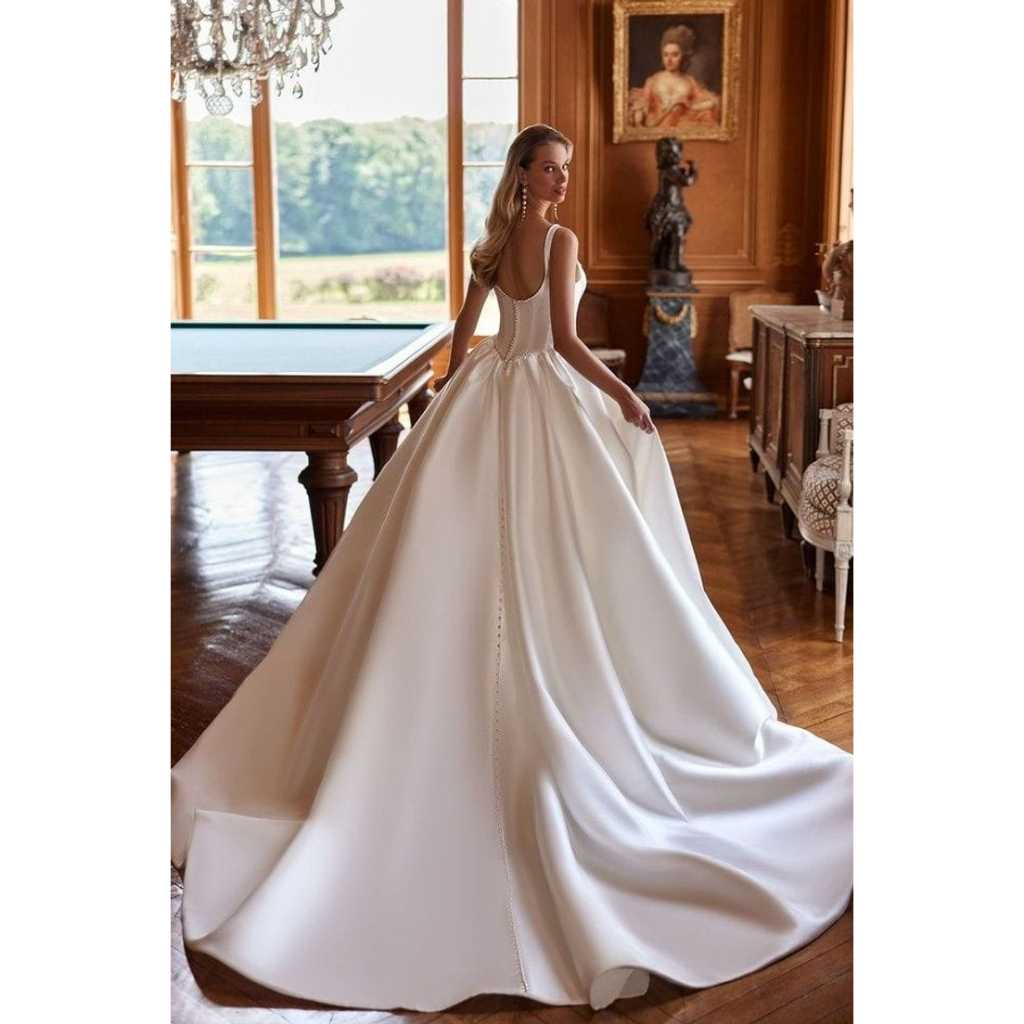 VESTIDO DE NOIVA COM DECOTE QUADRADO E PÉROLAS