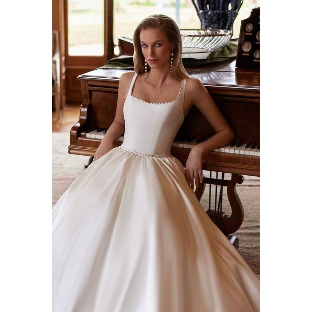VESTIDO DE NOIVA COM DECOTE QUADRADO E PÉROLAS