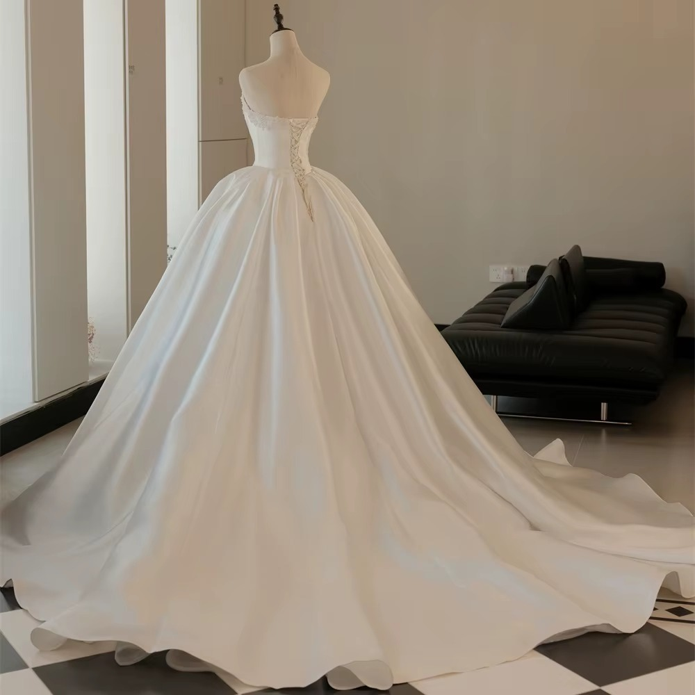 VESTIDO DE NOIVA TOMARA QUE CAIA COM BUSTO EM CORSET E APLICAÇÃO DE RENDA NO BUSTO