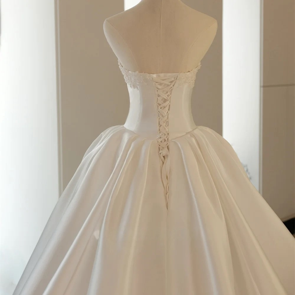 VESTIDO DE NOIVA TOMARA QUE CAIA COM BUSTO EM CORSET E APLICAÇÃO DE RENDA NO BUSTO