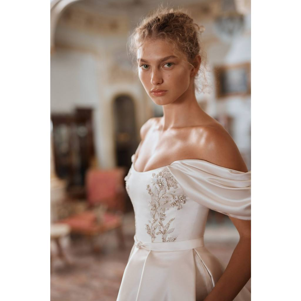 VESTIDO DE NOIVA OMBRO A OMBRO COM RENDA NO BUSTO