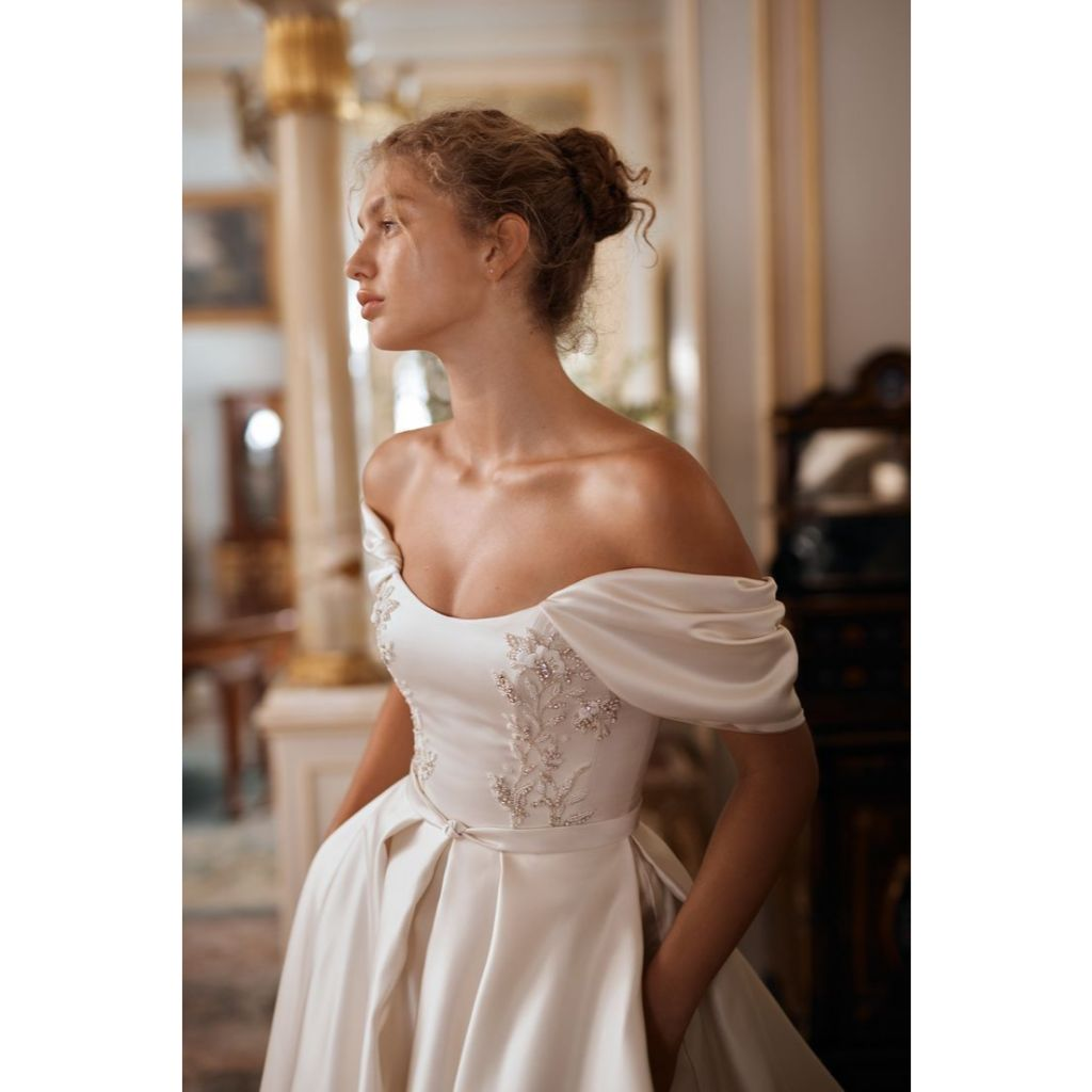 VESTIDO DE NOIVA OMBRO A OMBRO COM RENDA NO BUSTO