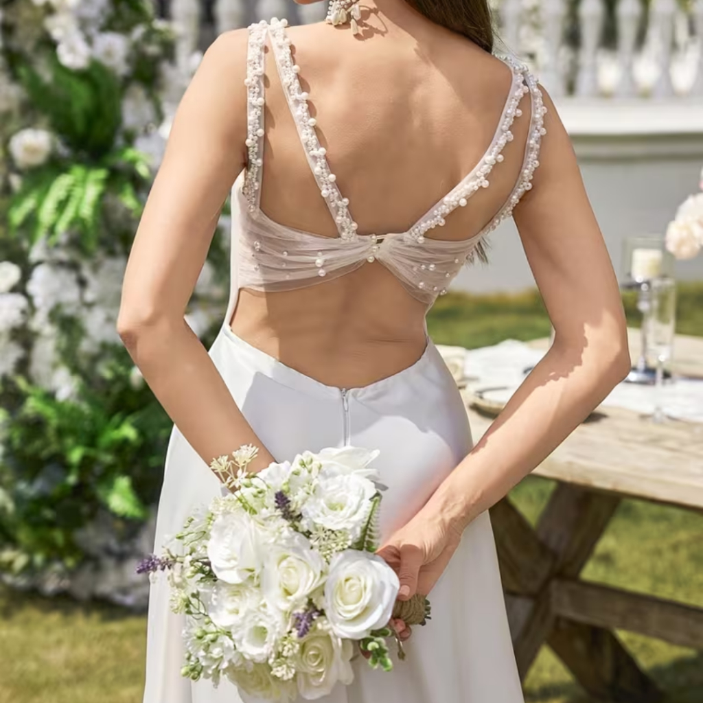 VESTIDO DE NOIVA COM APLICAÇÃO DE PÉROLAS