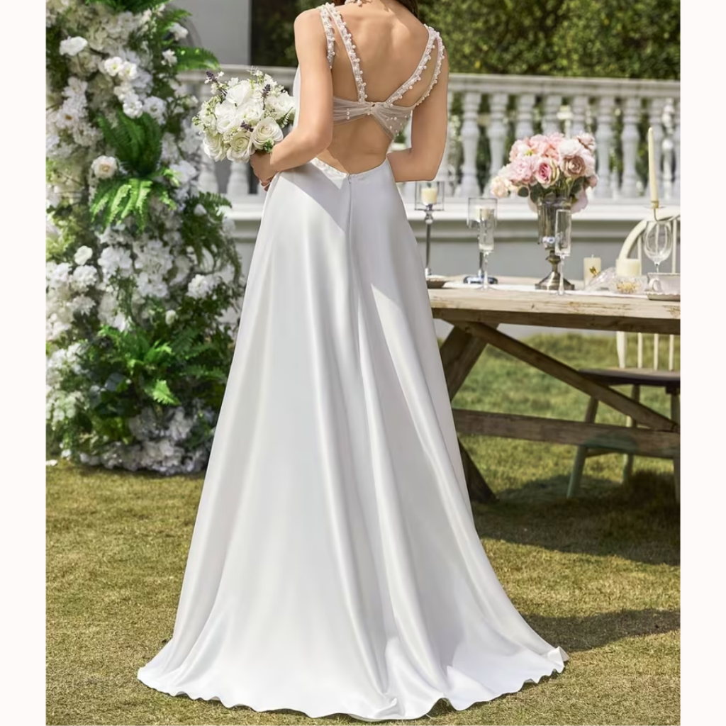VESTIDO DE NOIVA COM APLICAÇÃO DE PÉROLAS