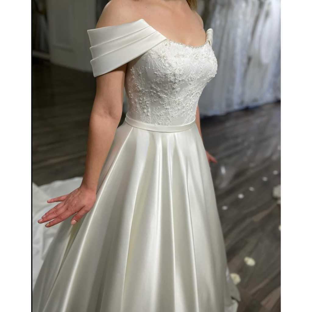 VESTIDO DE NOIVA OMBRO A OMBRO COM BUSTO BORDADO