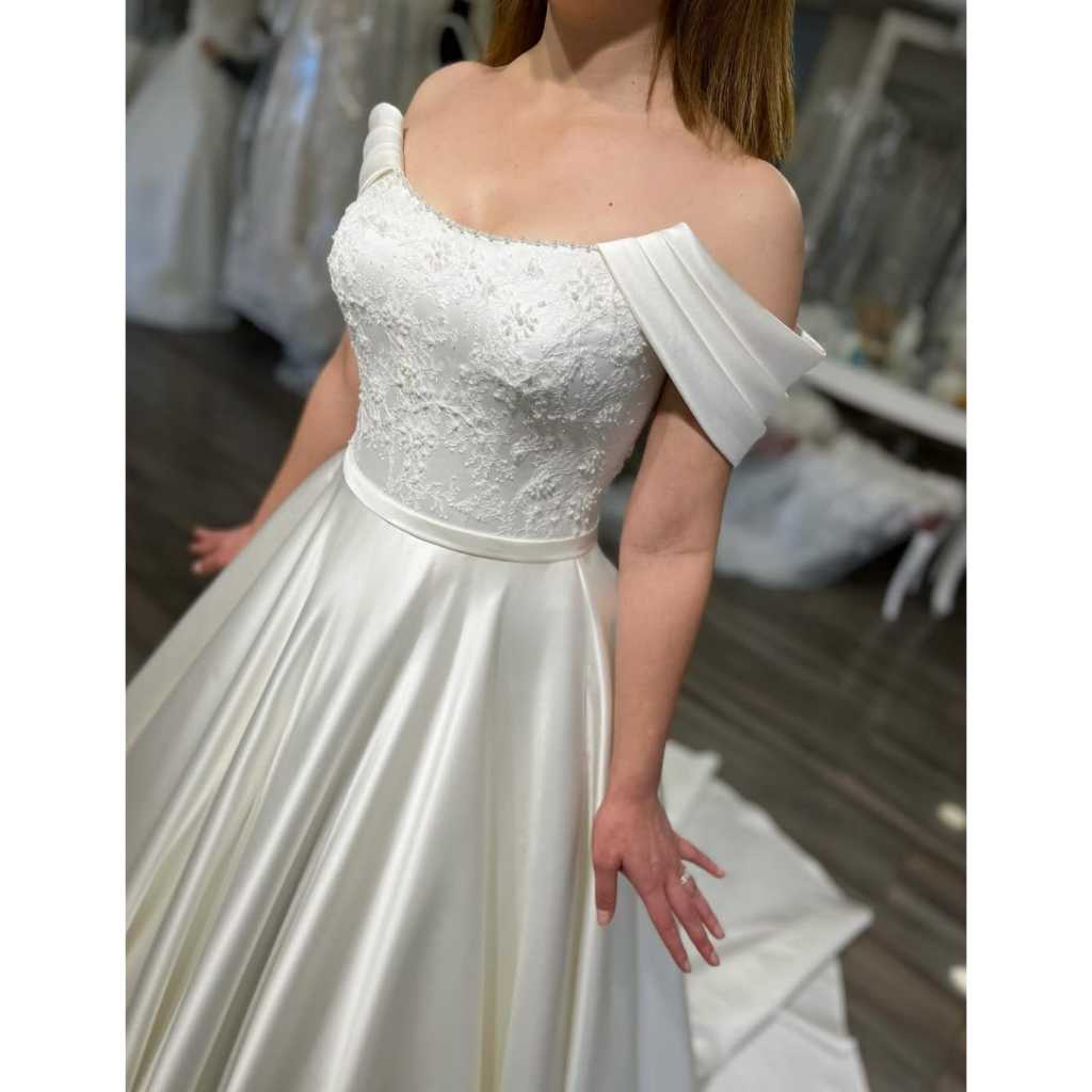 VESTIDO DE NOIVA OMBRO A OMBRO COM BUSTO BORDADO