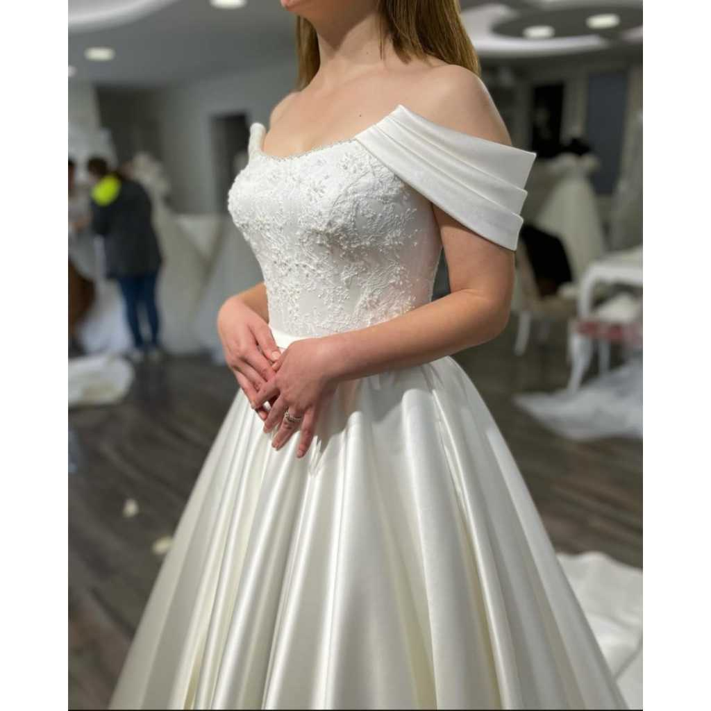 VESTIDO DE NOIVA OMBRO A OMBRO COM BUSTO BORDADO