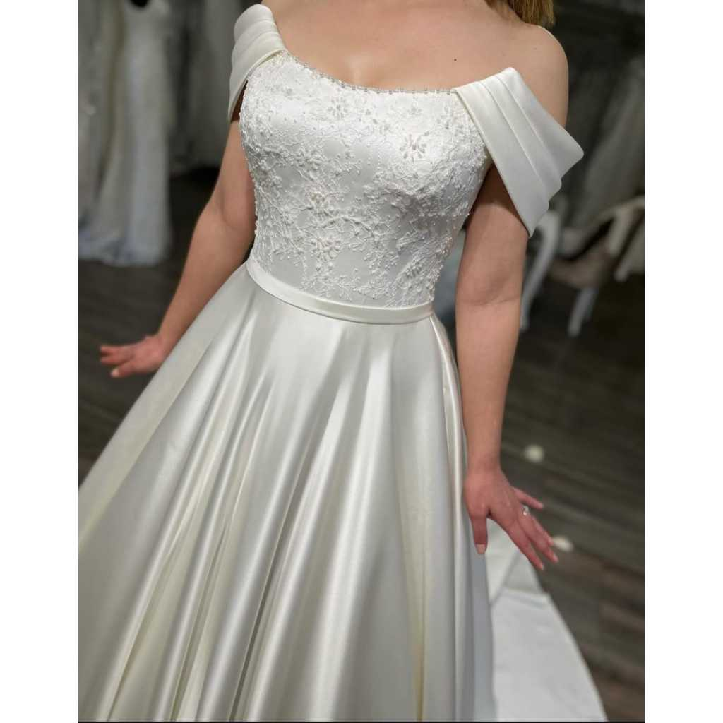 VESTIDO DE NOIVA OMBRO A OMBRO COM BUSTO BORDADO