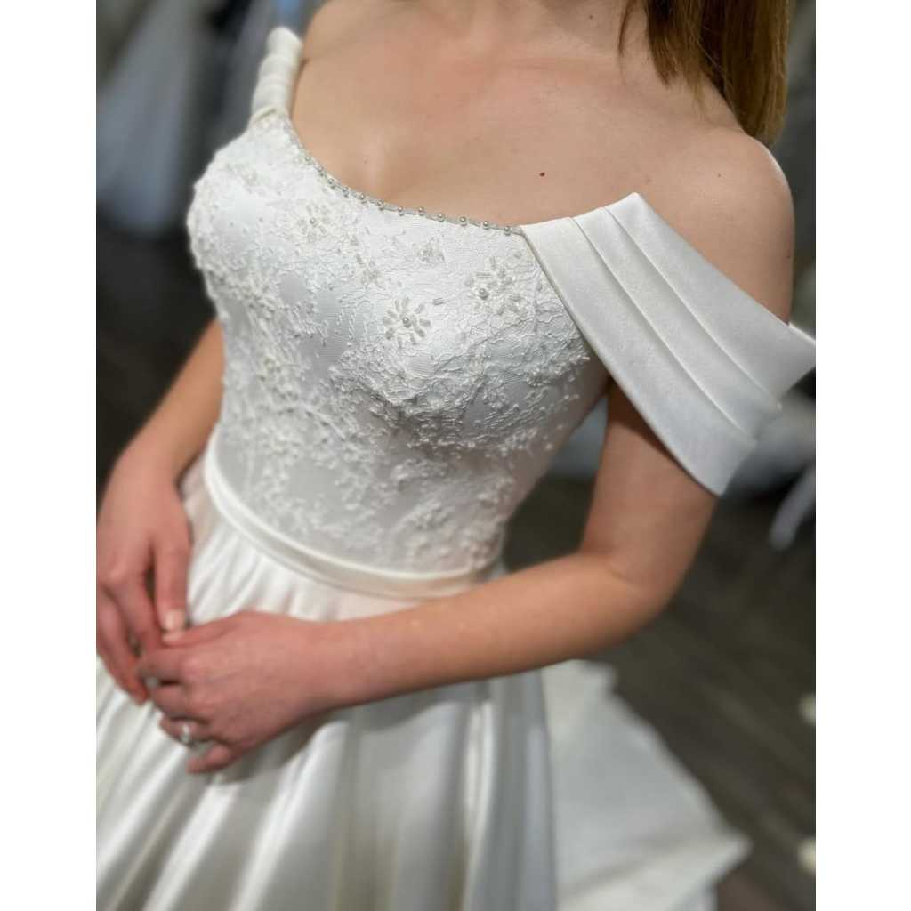 VESTIDO DE NOIVA OMBRO A OMBRO COM BUSTO BORDADO