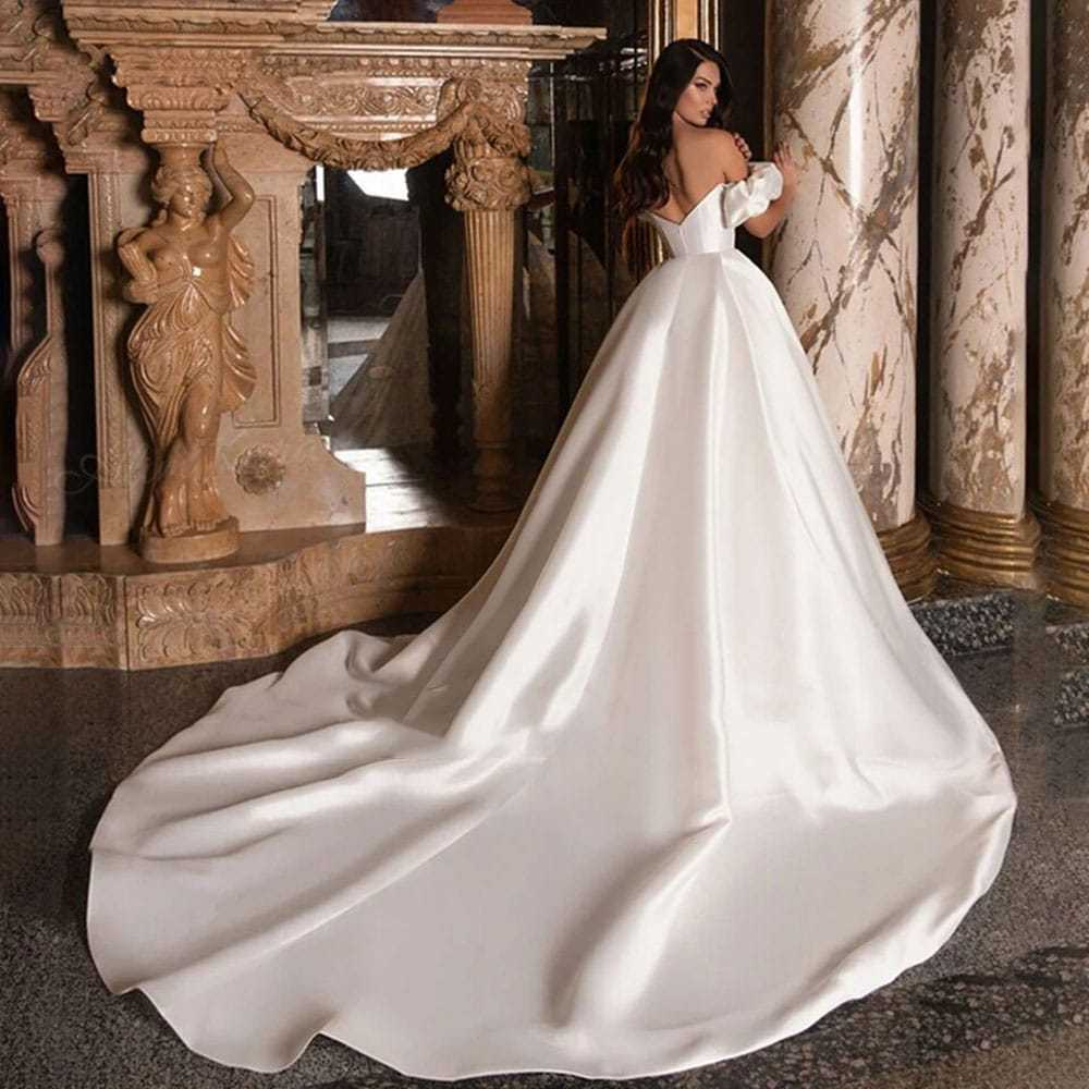 VESTIDO DE NOIVA COM MANGAS E DECOTE OMBRO A OMBRO