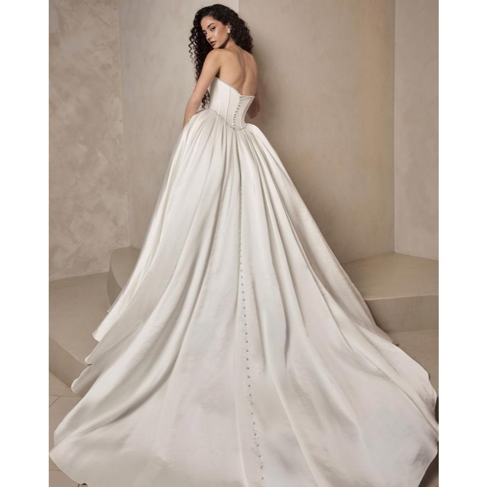 VESTIDO DE NOIVA COM CORPETE E PÉROLAS