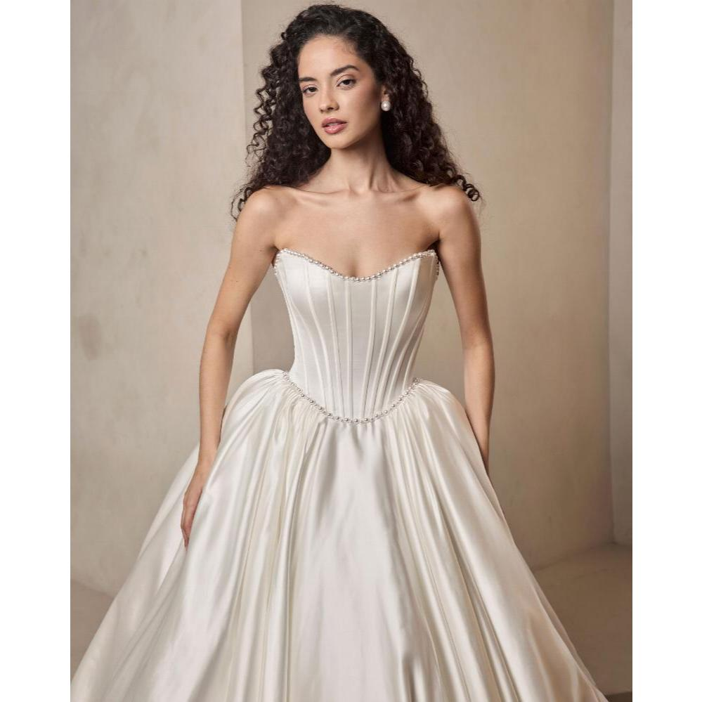 VESTIDO DE NOIVA COM CORPETE E PÉROLAS