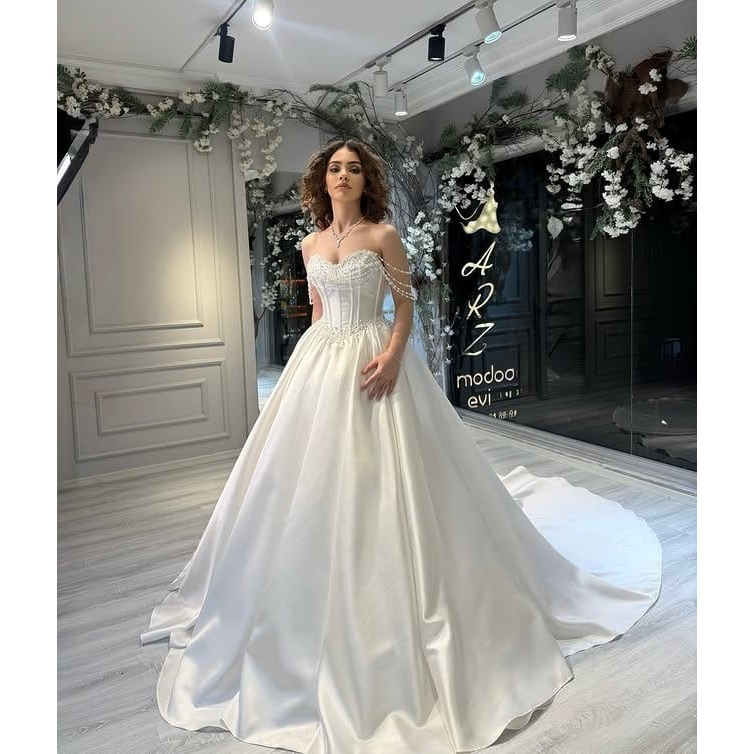 VESTIDO DE NOIVA COM ALÇAS DE PÉROLAS