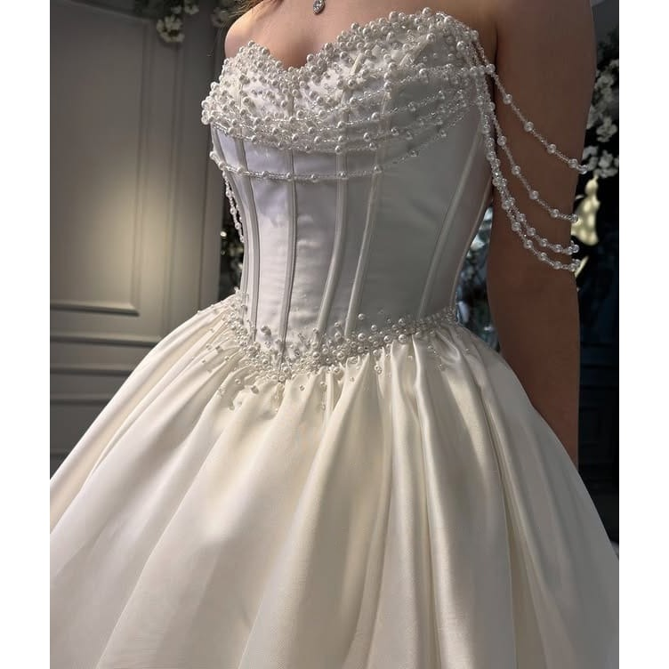VESTIDO DE NOIVA COM ALÇAS DE PÉROLAS