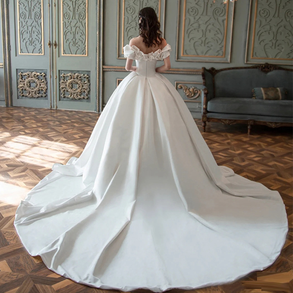 VESTIDO DE NOIVA COM MANGAS E DECOTE OMBRO A OMBRO