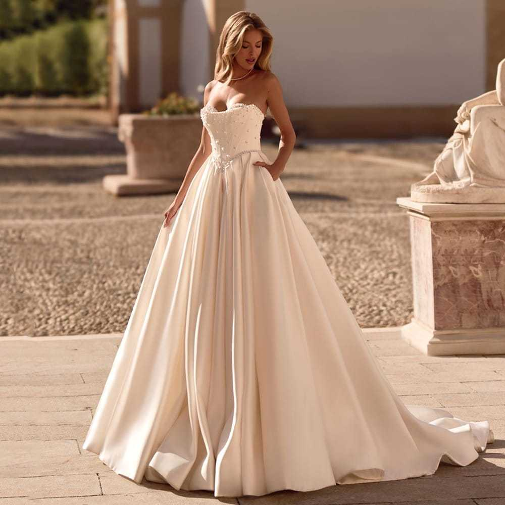 VESTIDO DE NOIVA SEM ALÇAS COM BUSTO BORDADO