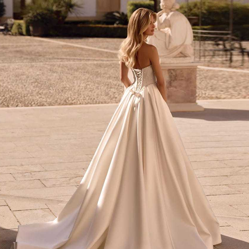 VESTIDO DE NOIVA SEM ALÇAS COM BUSTO BORDADO