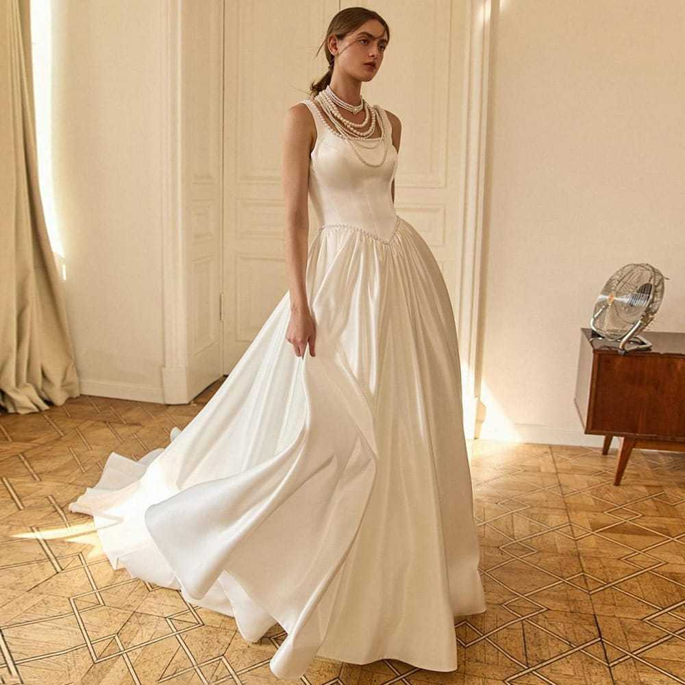 VESTIDO DE NOIVA COM ALÇAS LARGAS E PÉROLAS