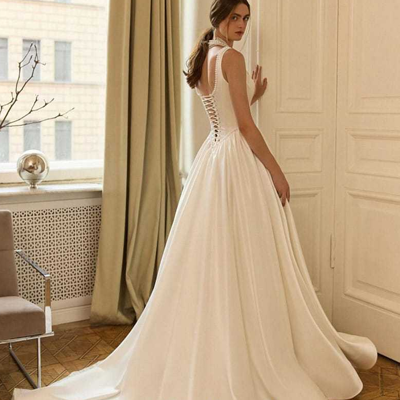 VESTIDO DE NOIVA COM ALÇAS LARGAS E PÉROLAS