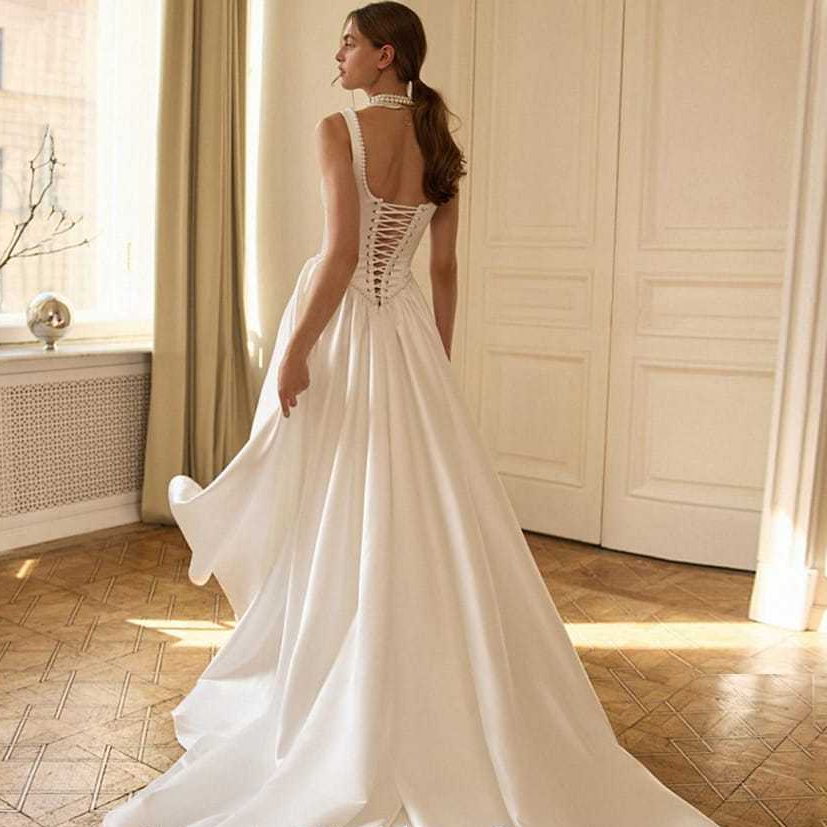 VESTIDO DE NOIVA COM ALÇAS LARGAS E PÉROLAS