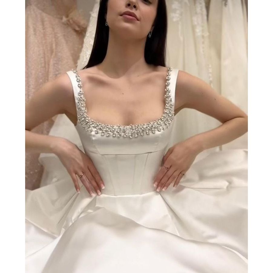 VESTIDO DE NOIVA COM DECOTE QUADRADO E BORADO EM PEDRARIAS