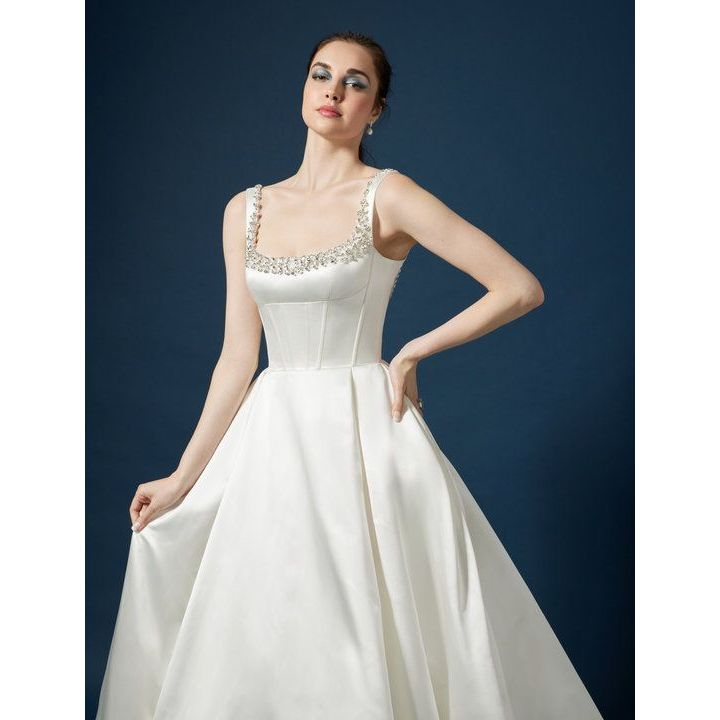 VESTIDO DE NOIVA COM DECOTE QUADRADO E BORADO EM PEDRARIAS