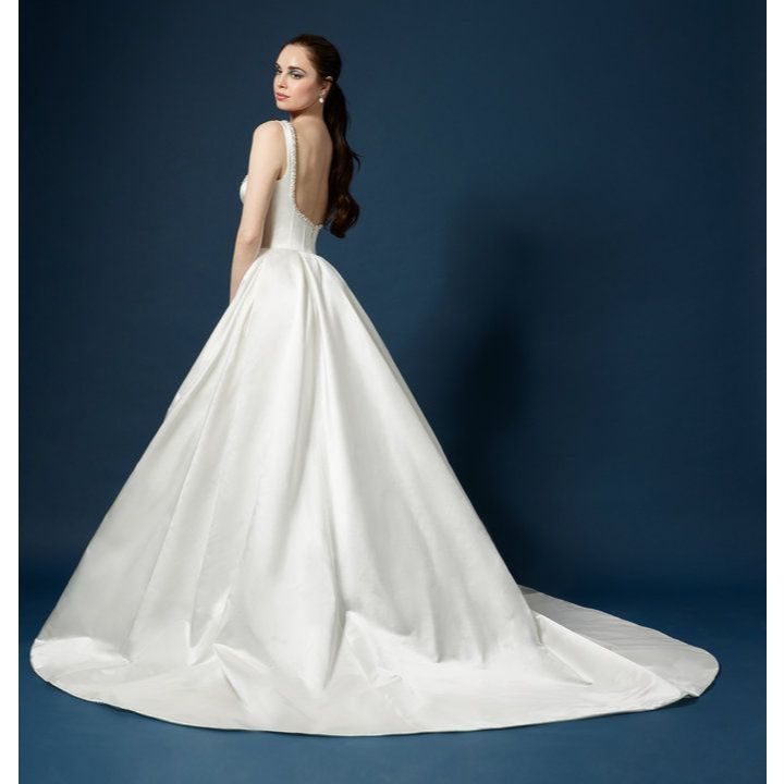 VESTIDO DE NOIVA COM DECOTE QUADRADO E BORADO EM PEDRARIAS
