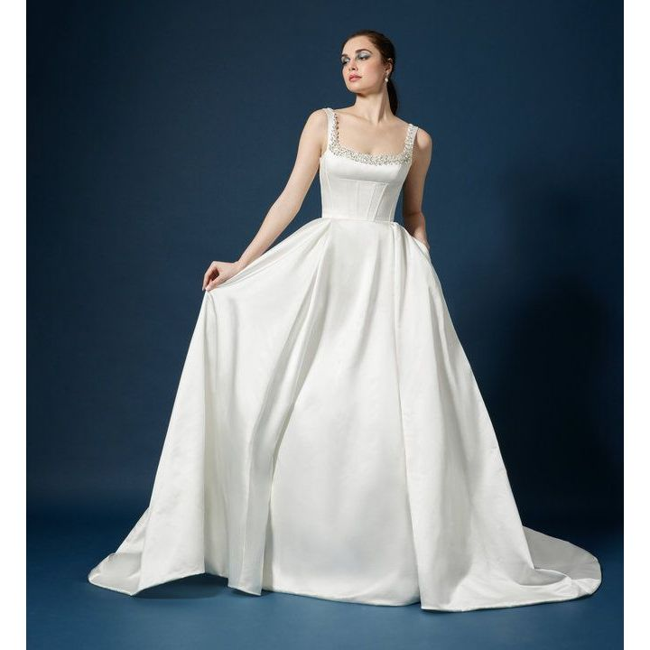 VESTIDO DE NOIVA COM DECOTE QUADRADO E BORADO EM PEDRARIAS