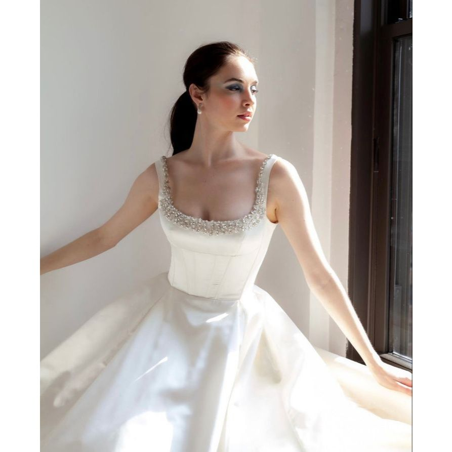 VESTIDO DE NOIVA COM DECOTE QUADRADO E BORADO EM PEDRARIAS