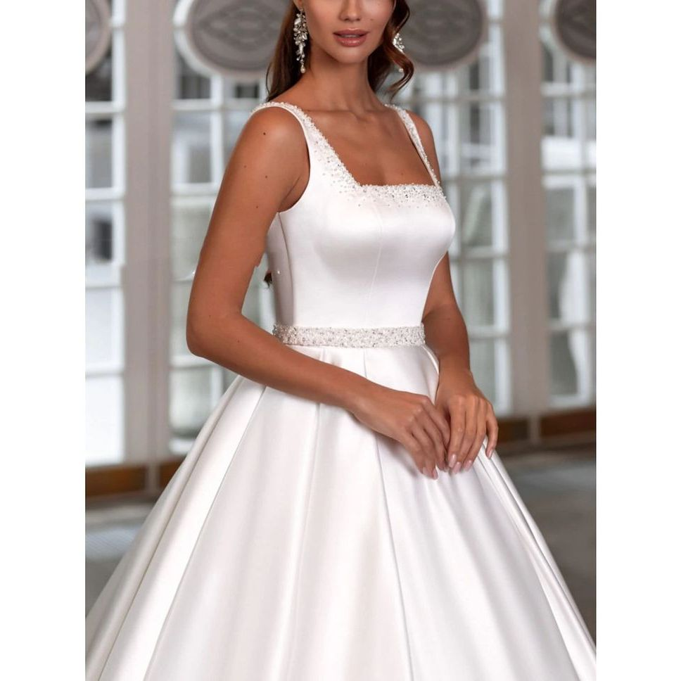 VESTIDO DE NOIVA BORDADO COM DECOTE QUADRADO