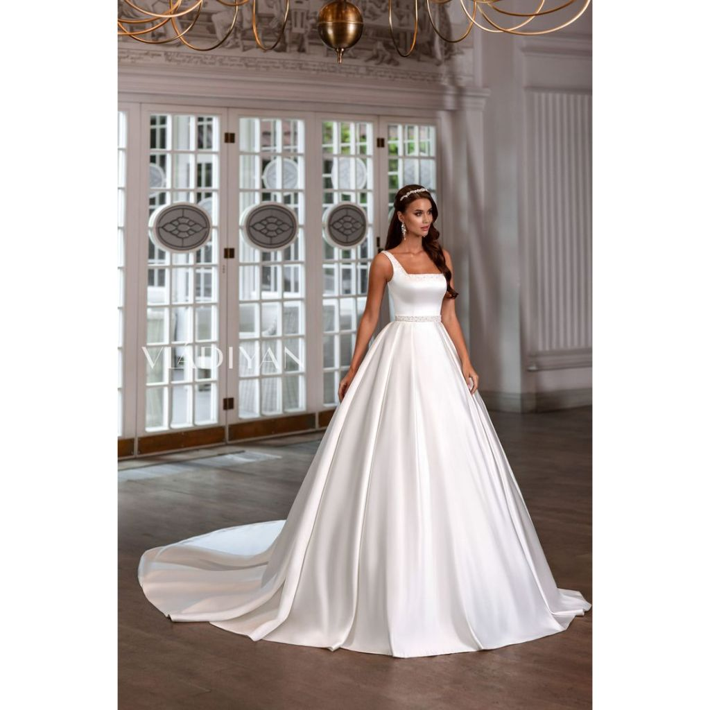 VESTIDO DE NOIVA BORDADO COM DECOTE QUADRADO
