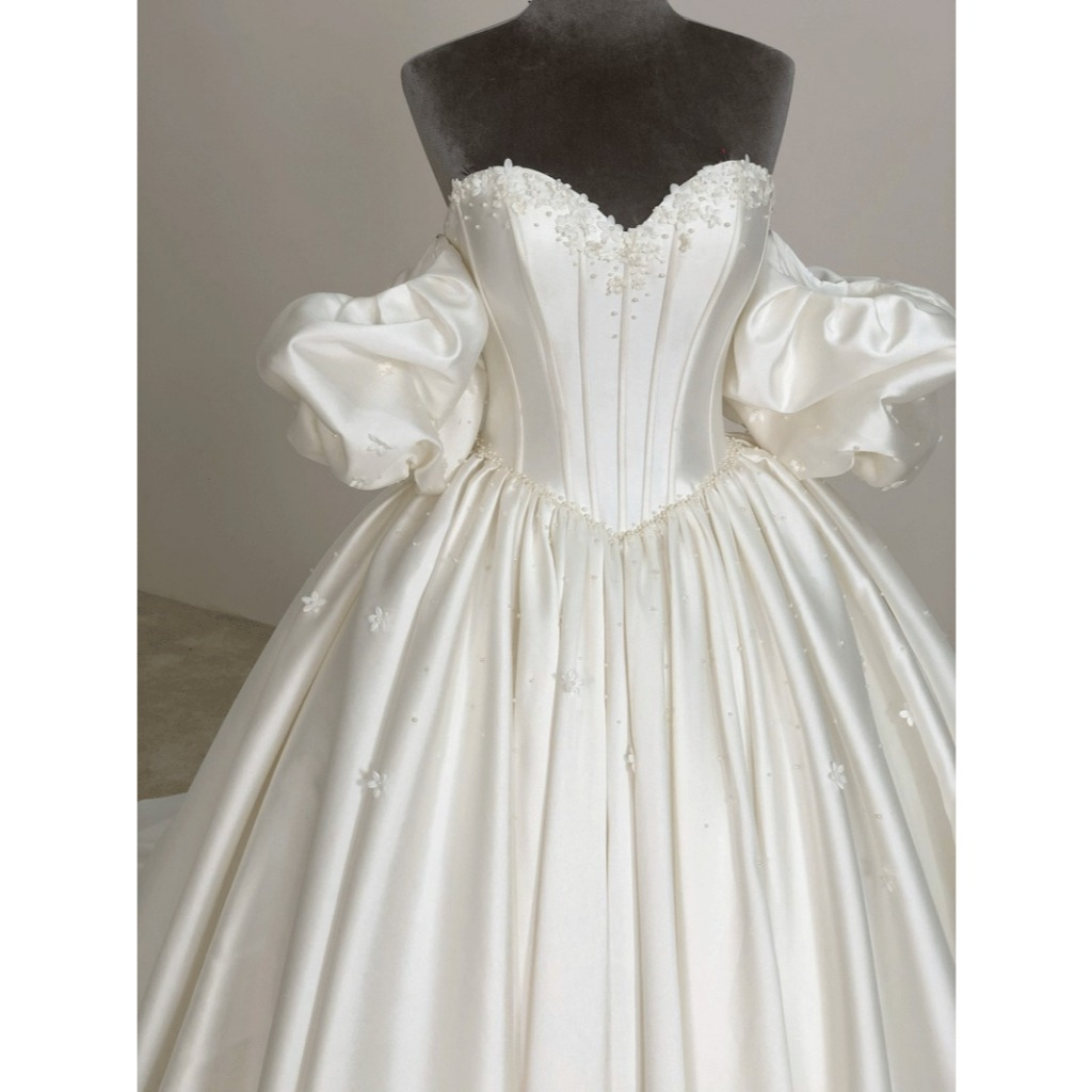 VESTIDO DE NOIVA COM MANGAS BUFANTES E PÉROLAS MODELO KELLY
