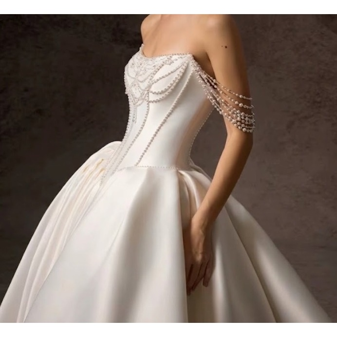 VESTIDO DE NOIVA COM APLICAÇÃO DE PÉROLAS