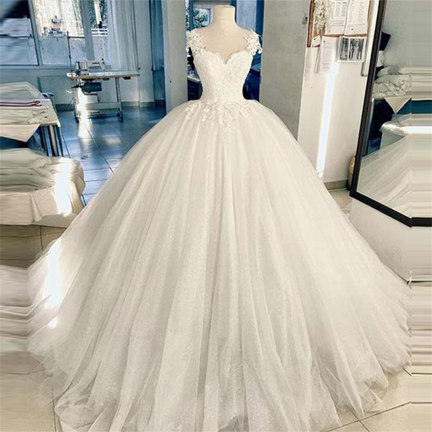 VESTIDO DE NOIVA COM ALÇAS E BUSTO EM RENDA MODELO CINTHIA