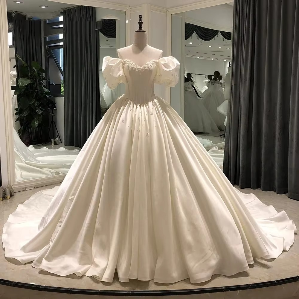 VESTIDO DE NOIVA COM MANGAS BUFANTES E PÉROLAS MODELO KELLY