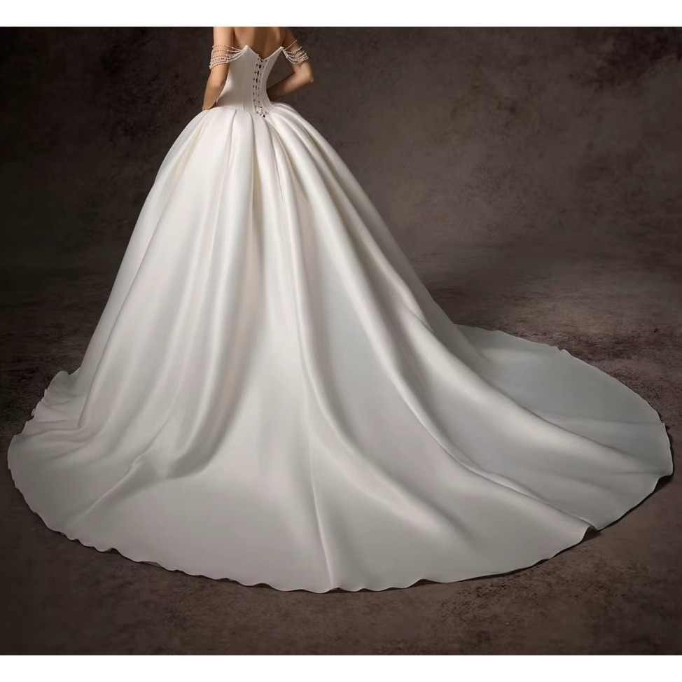 VESTIDO DE NOIVA COM APLICAÇÃO DE PÉROLAS