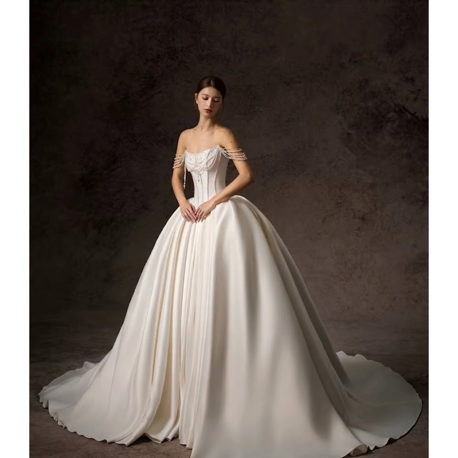 VESTIDO DE NOIVA COM APLICAÇÃO DE PÉROLAS