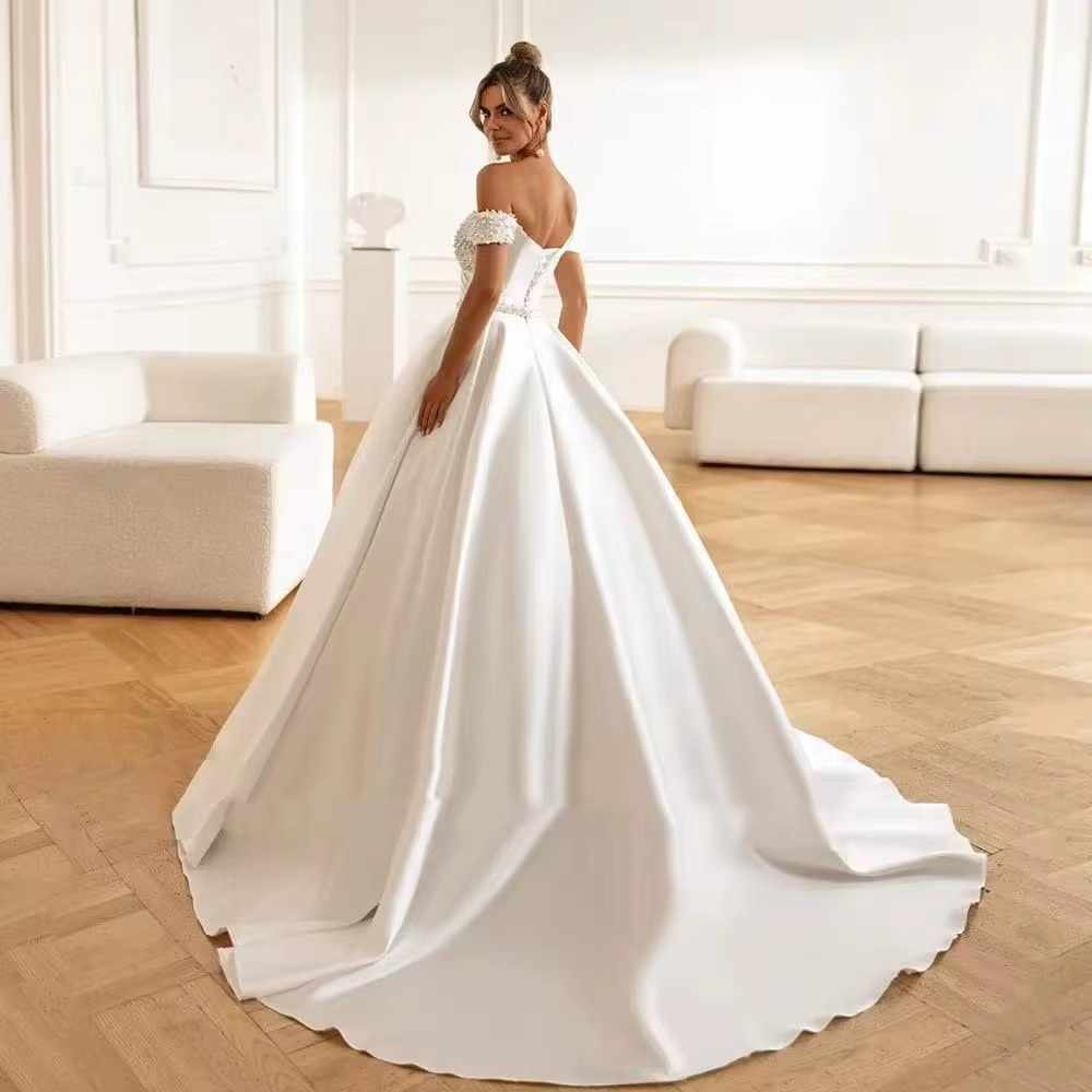 VESTIDO DE NOIVA OMBRO A OMBRO COM BORDADO EM PÉROLAS MODELO LUCY