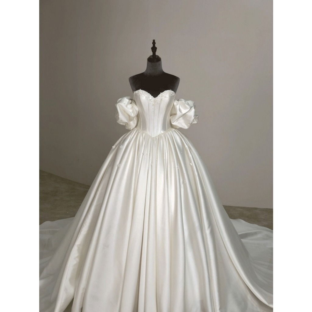 VESTIDO DE NOIVA COM MANGAS BUFANTES E PÉROLAS MODELO KELLY