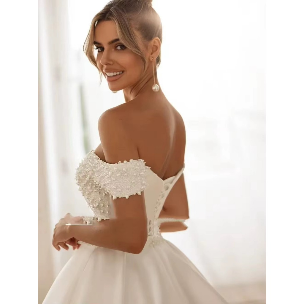 VESTIDO DE NOIVA OMBRO A OMBRO COM BORDADO EM PÉROLAS MODELO LUCY