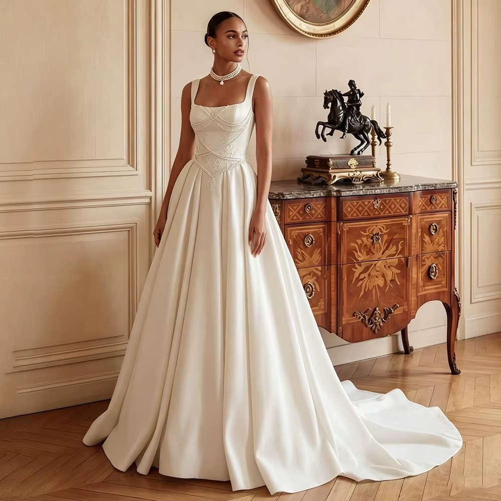 VESTIDO DE NOIVA COM PÉROLAS E APLICAÇÃO DE RENDA