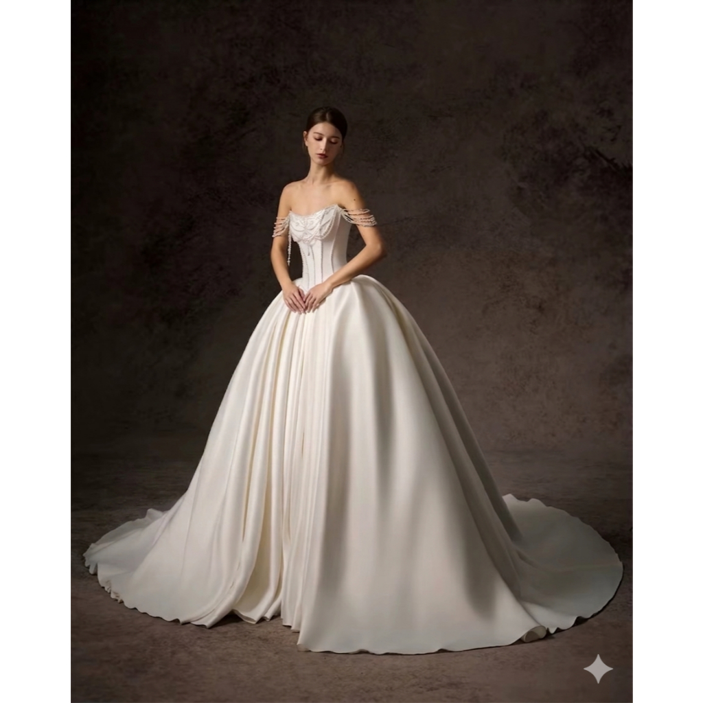 VESTIDO DE NOIVA COM APLICAÇÃO DE PÉROLAS