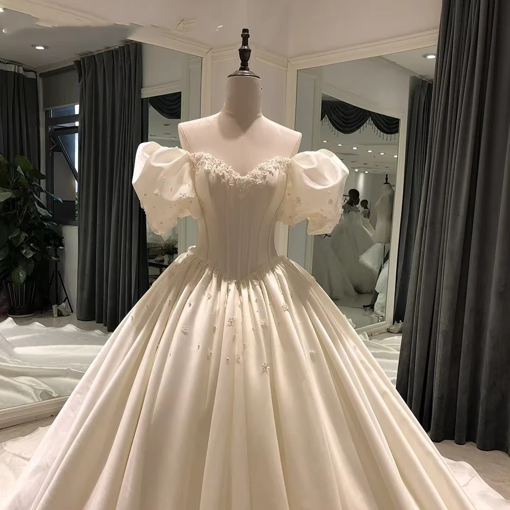 VESTIDO DE NOIVA COM MANGAS BUFANTES E PÉROLAS MODELO KELLY